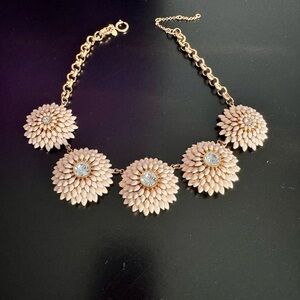 Elegant Floral Necklace in Gold and Cream